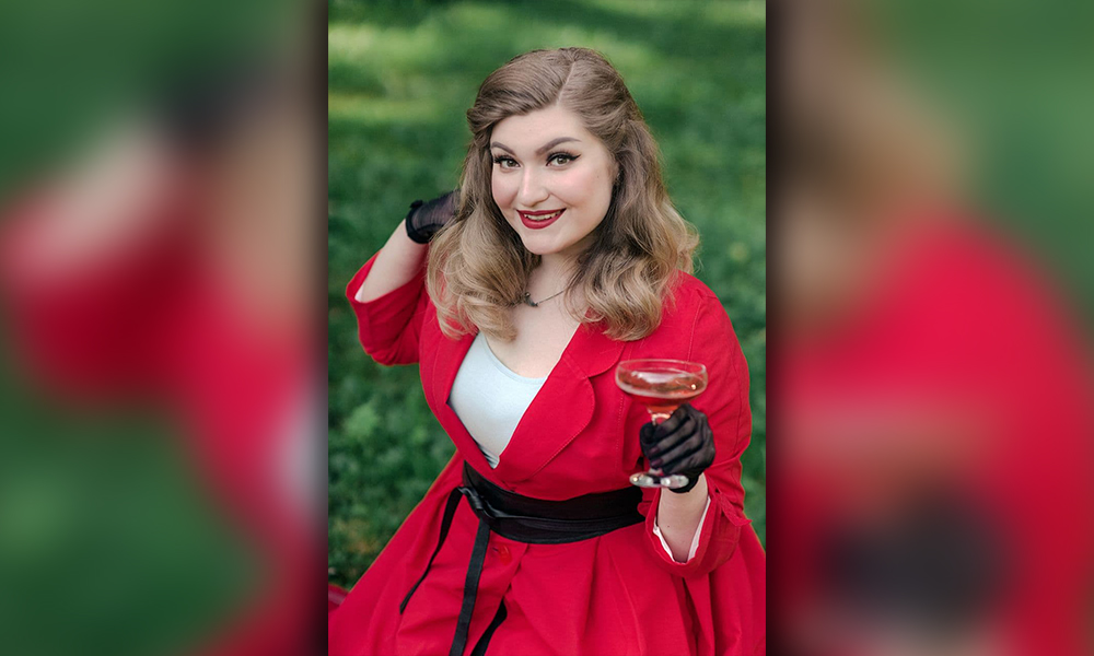 Девушка в красном с бокалом вина