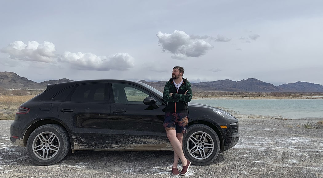 Максим Михеенко на арендованной машине в Death Valley, впитывает соль Америки.