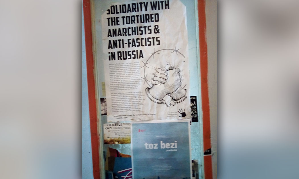 Антифашистский плакат на стене сквота в Праге