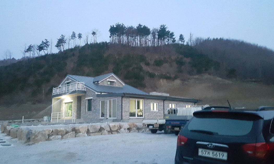 Дом в Южной Корее неподалёку от границы с Северной Кореей, куда ранним утром на работы привезли Бориса Слободчикова