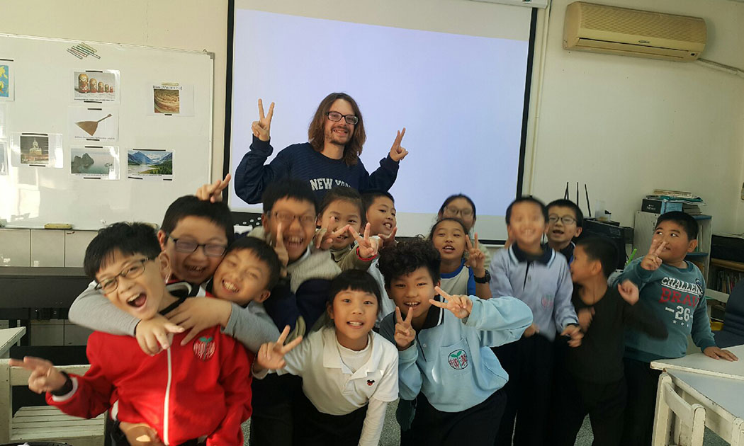 Борис Слободчиков с учениками на уроке английского в тайваньской школе