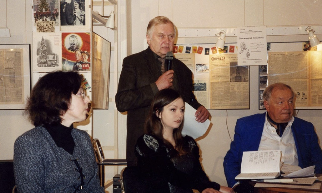 Алина Витухновская на поэтическом вечере (справа - Андрей Вознесенский)