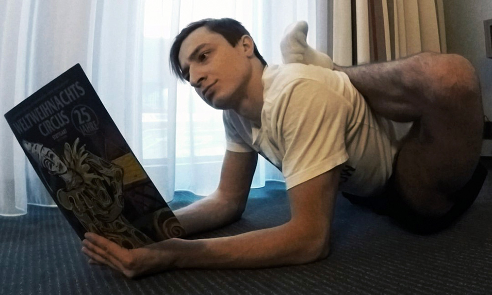 Александр Батуев читает книгу