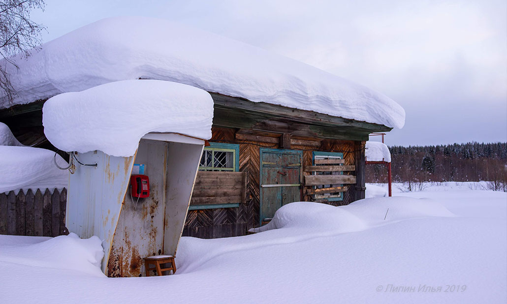 Телефонная будка в снегу