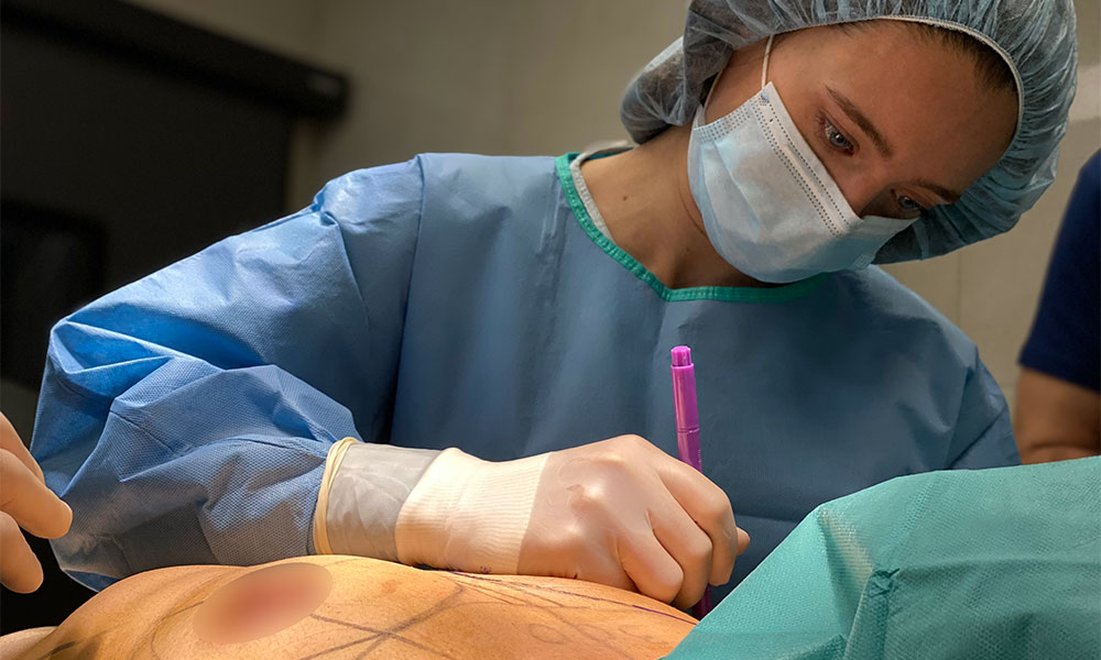 Хирург Саломея Сванадзе начинает операцию по увеличению груди
