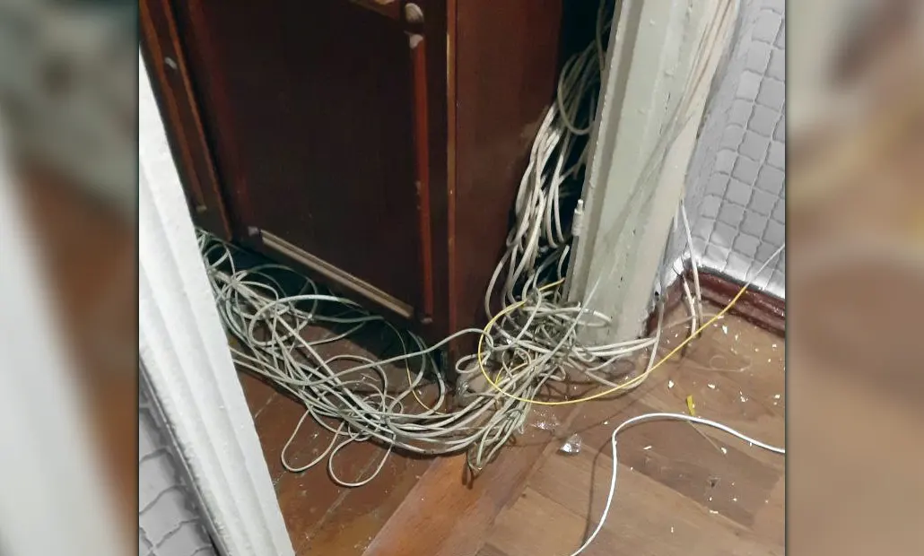 Провода валяются по квартире