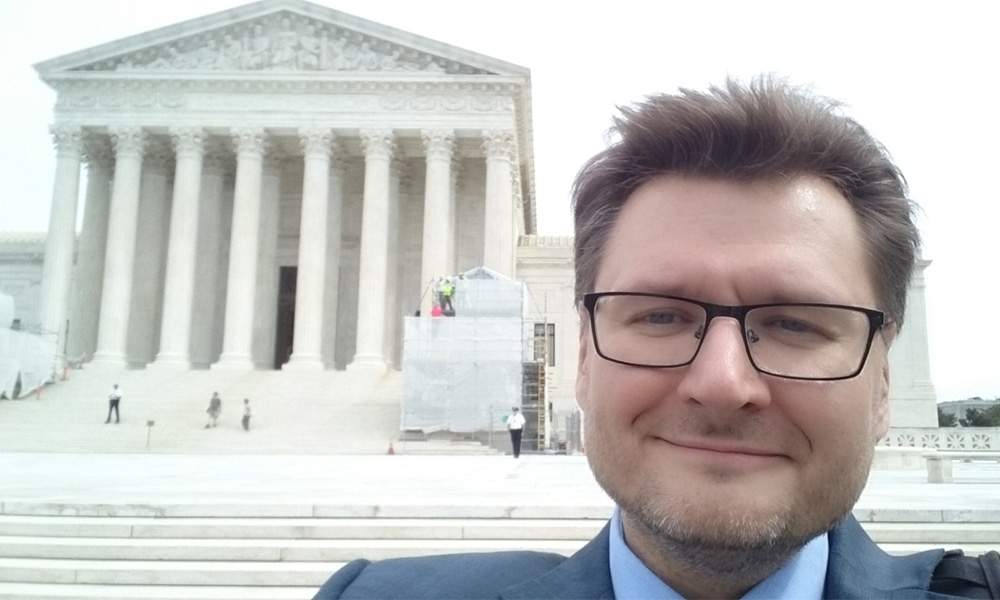 Юрист Игорь Слабых перед зданием Верховного суда США